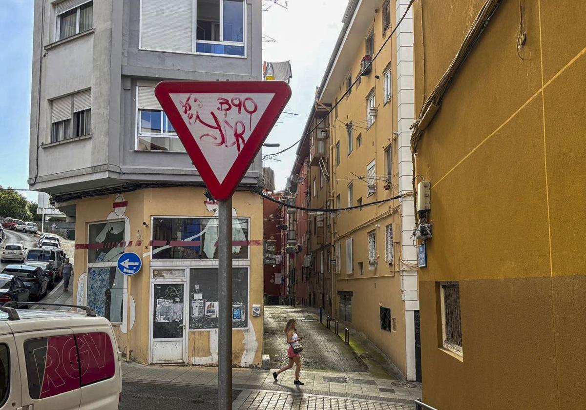 Una señal de ceda al paso vandalizada en una céntrica calle de Santander.
