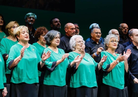 La Coral, con Manuel Egusquiza a la batuta, interpretó diferentes piezas durante la gala.