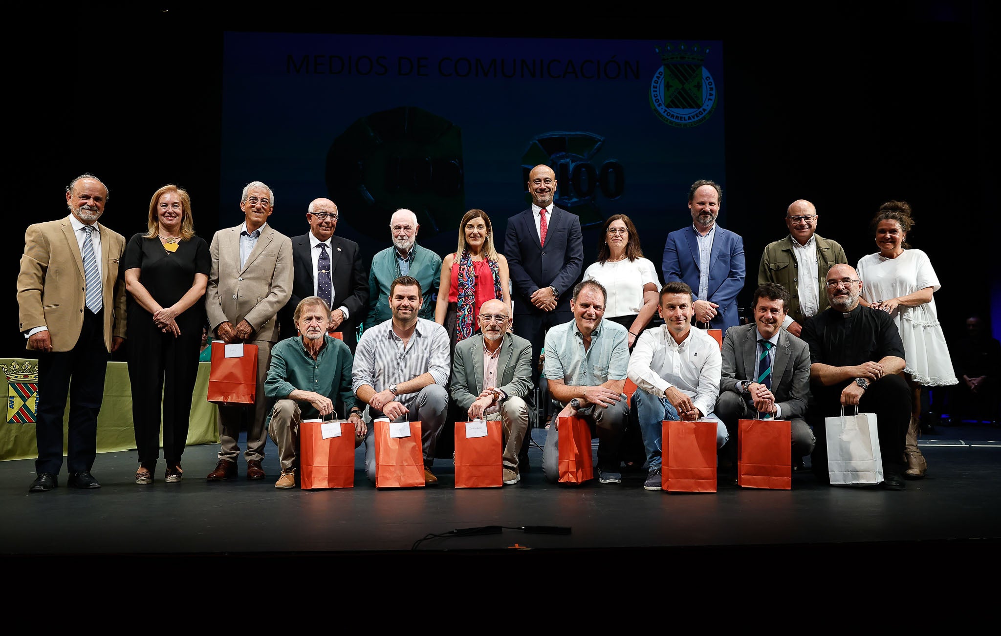 Foto de familia de la Coral con autoridades y las empresas colaboradoras premiadas.