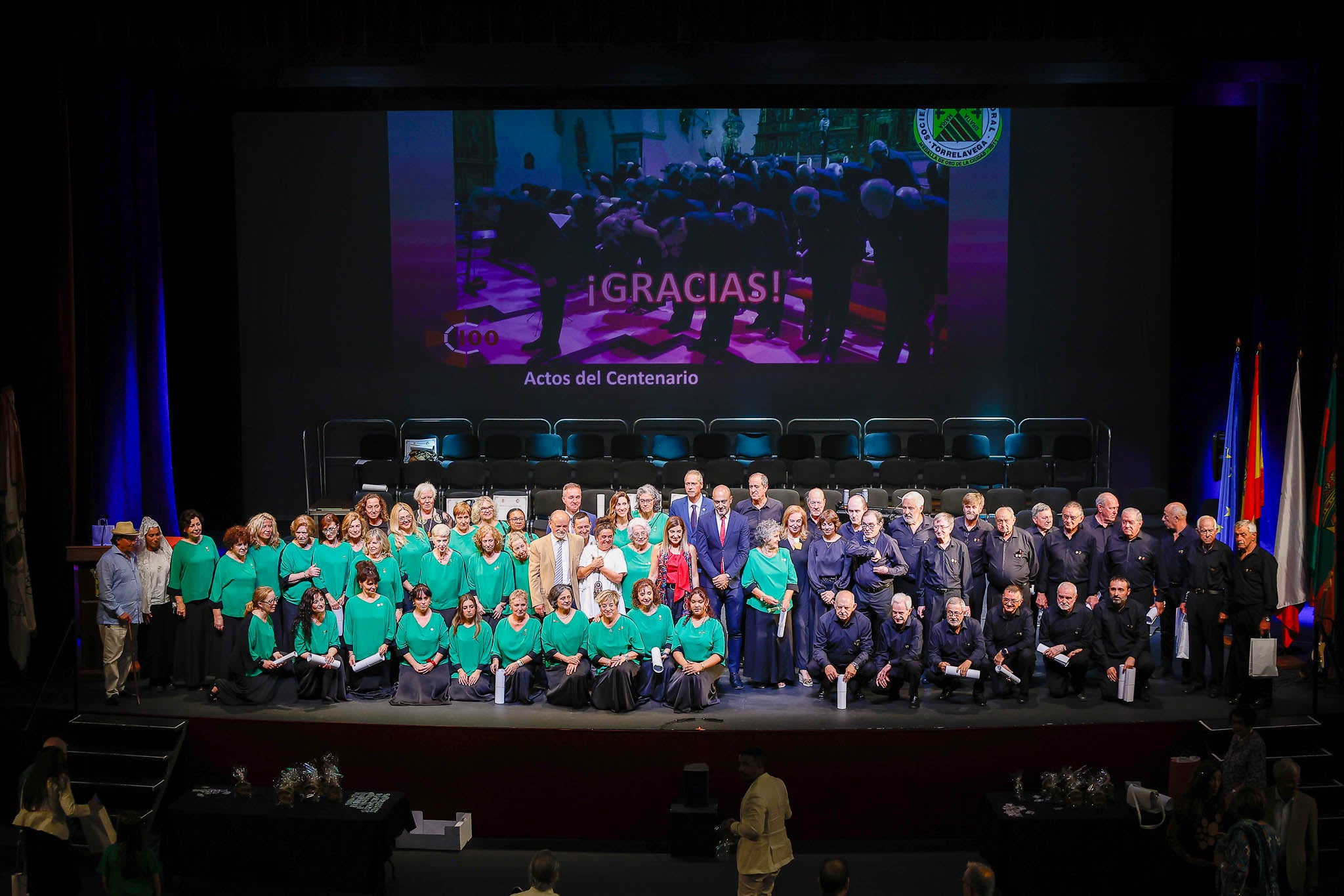 Foto de familia de la Coral, con autoridades municipales y regionales, en el Concha Espina.