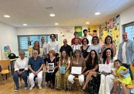 Foto de familia de autoridades y alumnos de la Lanzadera.