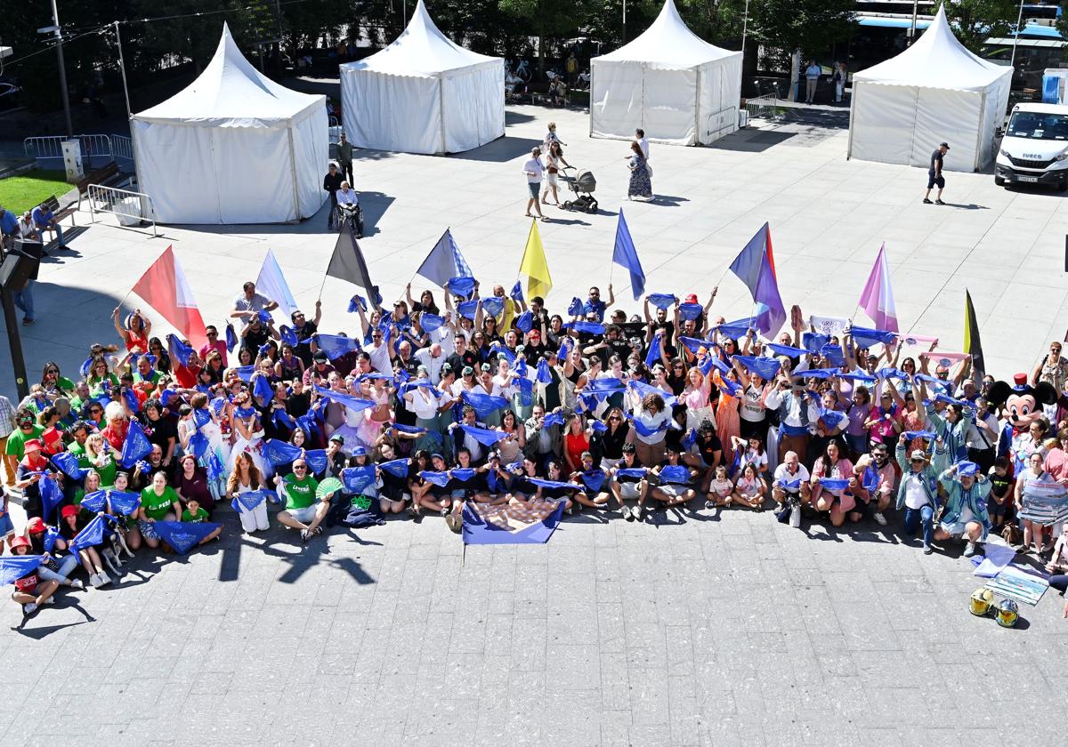 Las peñas que participarán en la Semana Grande, este miércoles en la plaza del Ayuntamiento.