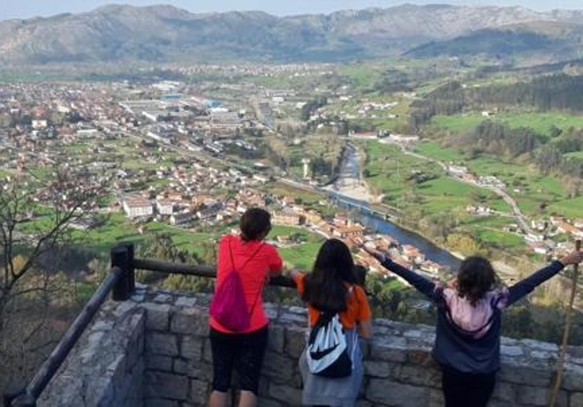 Mirador del monte Gedo, con el valle de Buelna al frente.