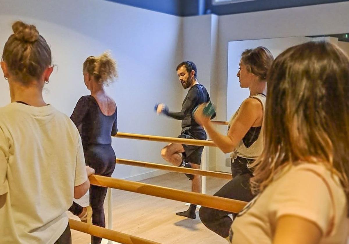 Pablo Santamaría dirigiendo una sesión de barré en su estudio de la calle Alonso de Santander.