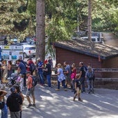 Un grupo de turistas aguarda en la estación inferior de Fuente Dé.