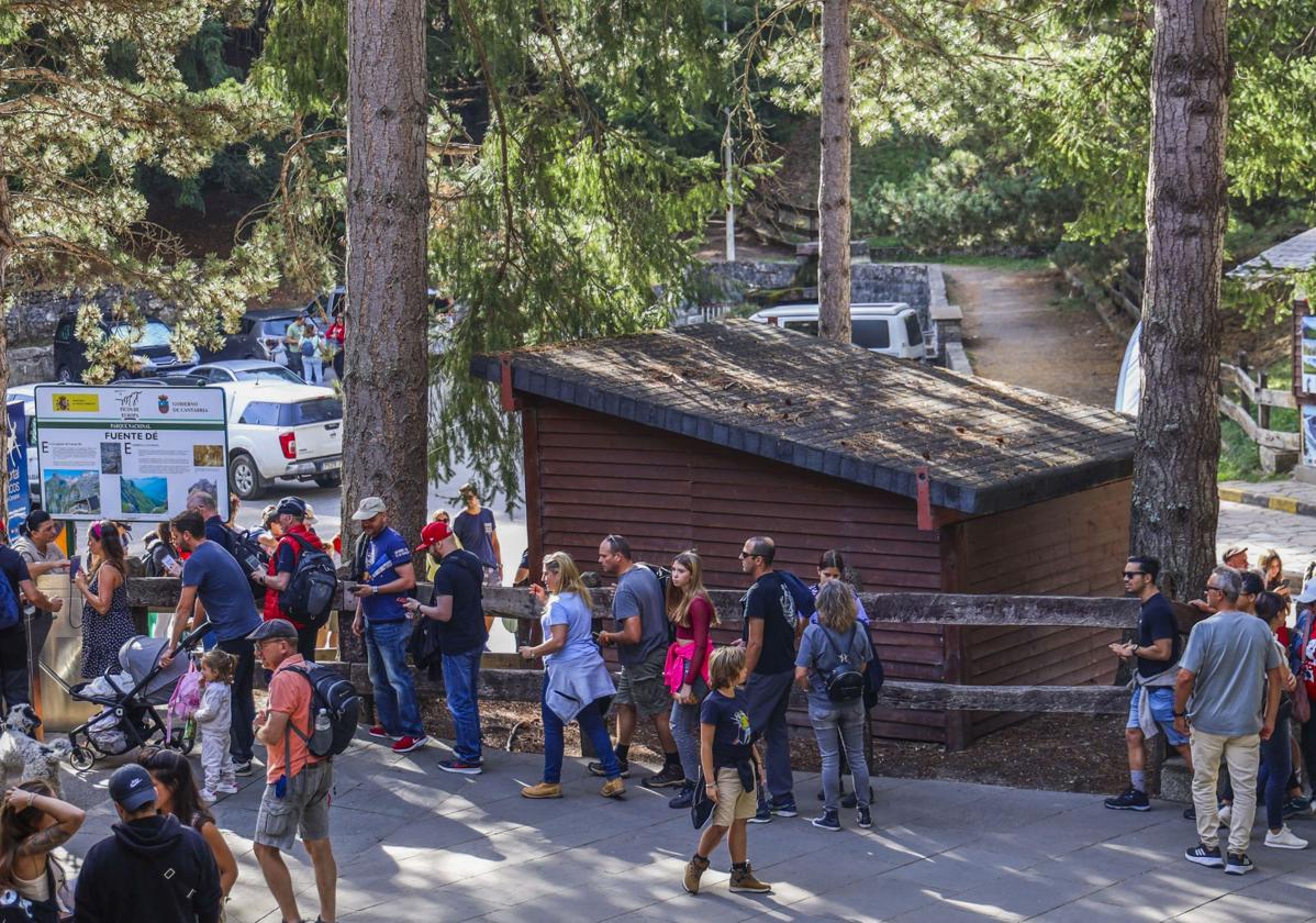 Un grupo de turistas aguarda en la estación inferior de Fuente Dé.