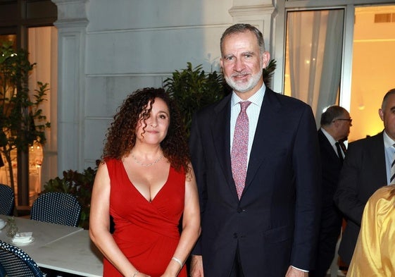 La artista cántabra Mery Sánchez y el rey Felipe VI, en la terraza del Gran Casino de El Sardinero el pasado 4 de julio.