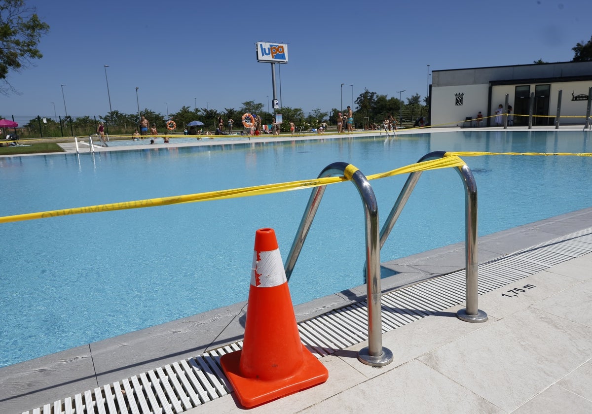 Vaso principal de la piscina municipal de Tanos, este miércoles, clausurado tras los hechos.