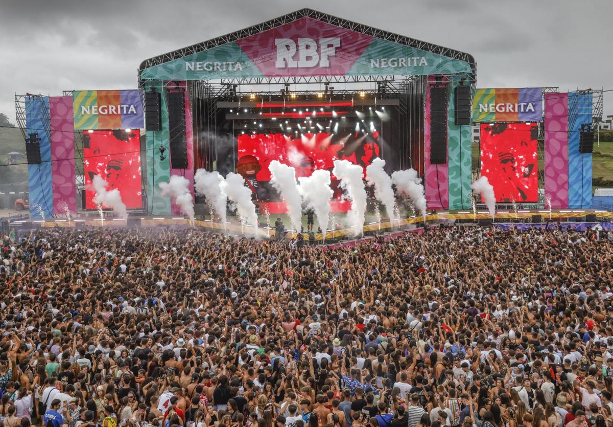 Miles de asistentes inmersos en el género urbano frente al escenario del Reggaeton Beach Festival en una edición anterior.