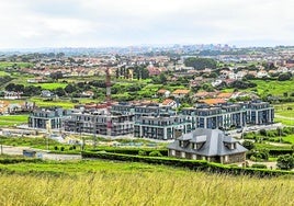 Construcción de bloques de pisos en Soto de la Marina, junto a la playa de San Juan de la Canal, donde antes solo había viviendas unifamiliares.