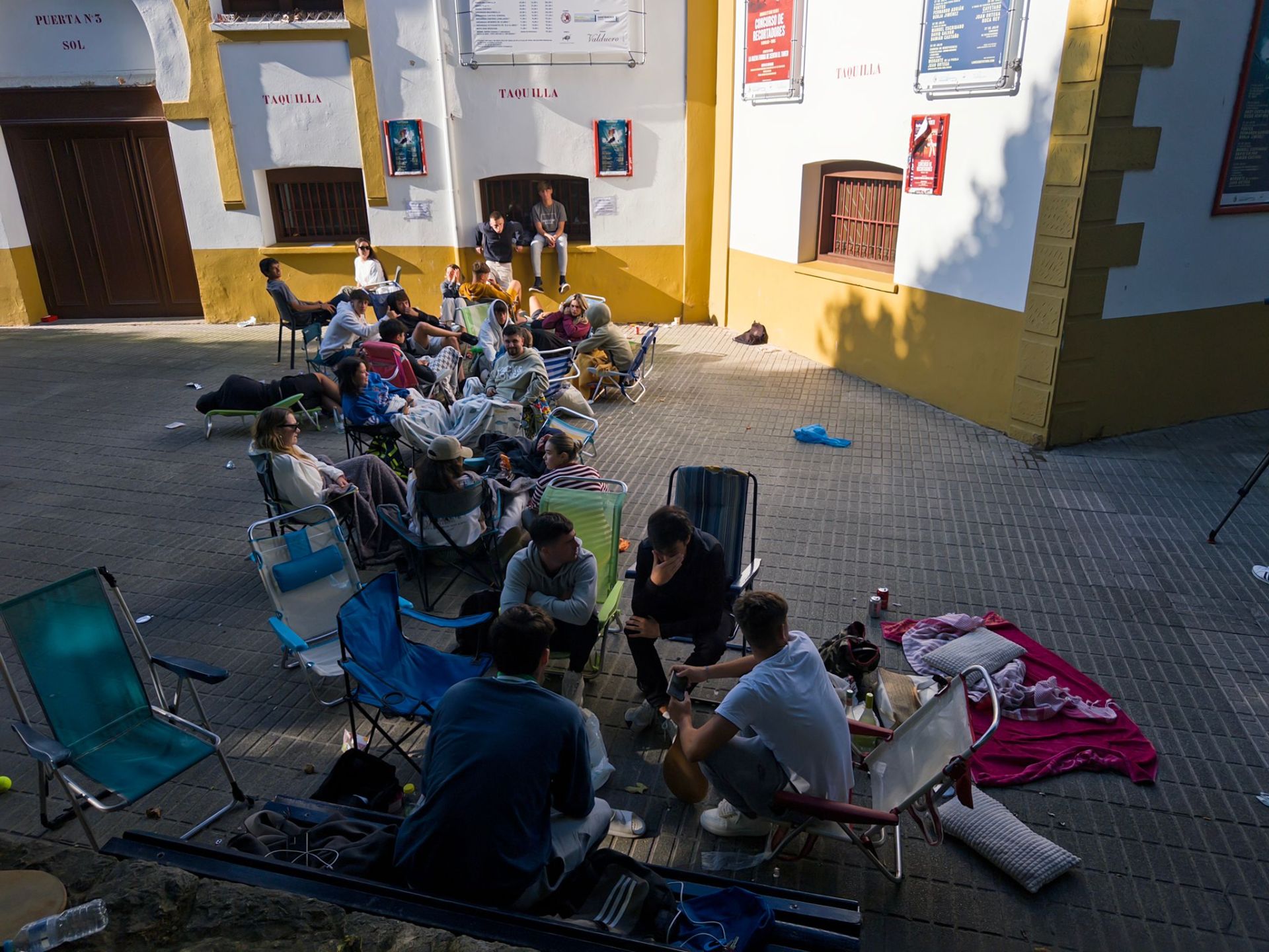 Largas colas para conseguir un abono joven para la Feria de Santiago
