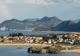Vista del municipio con la playa de Ris y el fondo monte brusco.