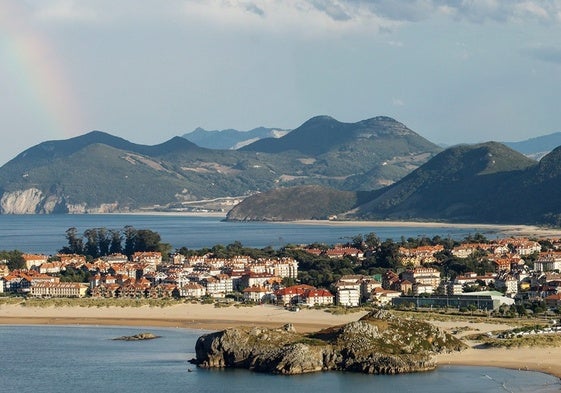 Vista del municipio con la playa de Ris y el fondo monte brusco.