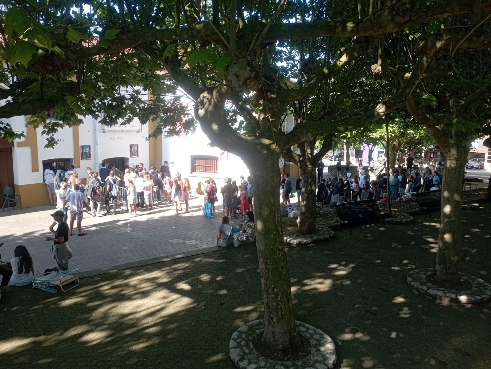 Largas colas para conseguir un abono joven para la Feria de Santiago