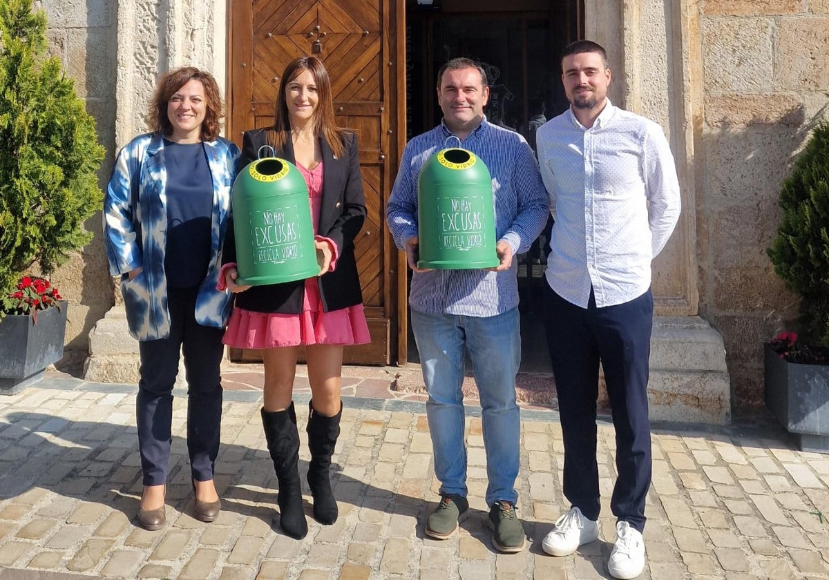 La alcaldesa de San Vicente, Charo Urquiza, junto al concejal de Medioambiente de Comillas, Julián Rozas, junto a la también concejala María Paz Martínez y el técnico de Ecovidrio, Jon Ruiz.