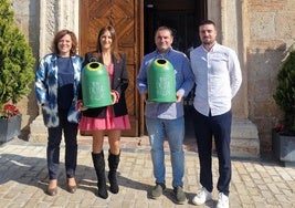 La alcaldesa de San Vicente, Charo Urquiza, junto al concejal de Medioambiente de Comillas, Julián Rozas, junto a la también concejala María Paz Martínez y el técnico de Ecovidrio, Jon Ruiz.