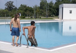 Vecinos entran en la piscina de Tanos, este verano, tras la inauguración de la instalación el pasado mes de mayo.