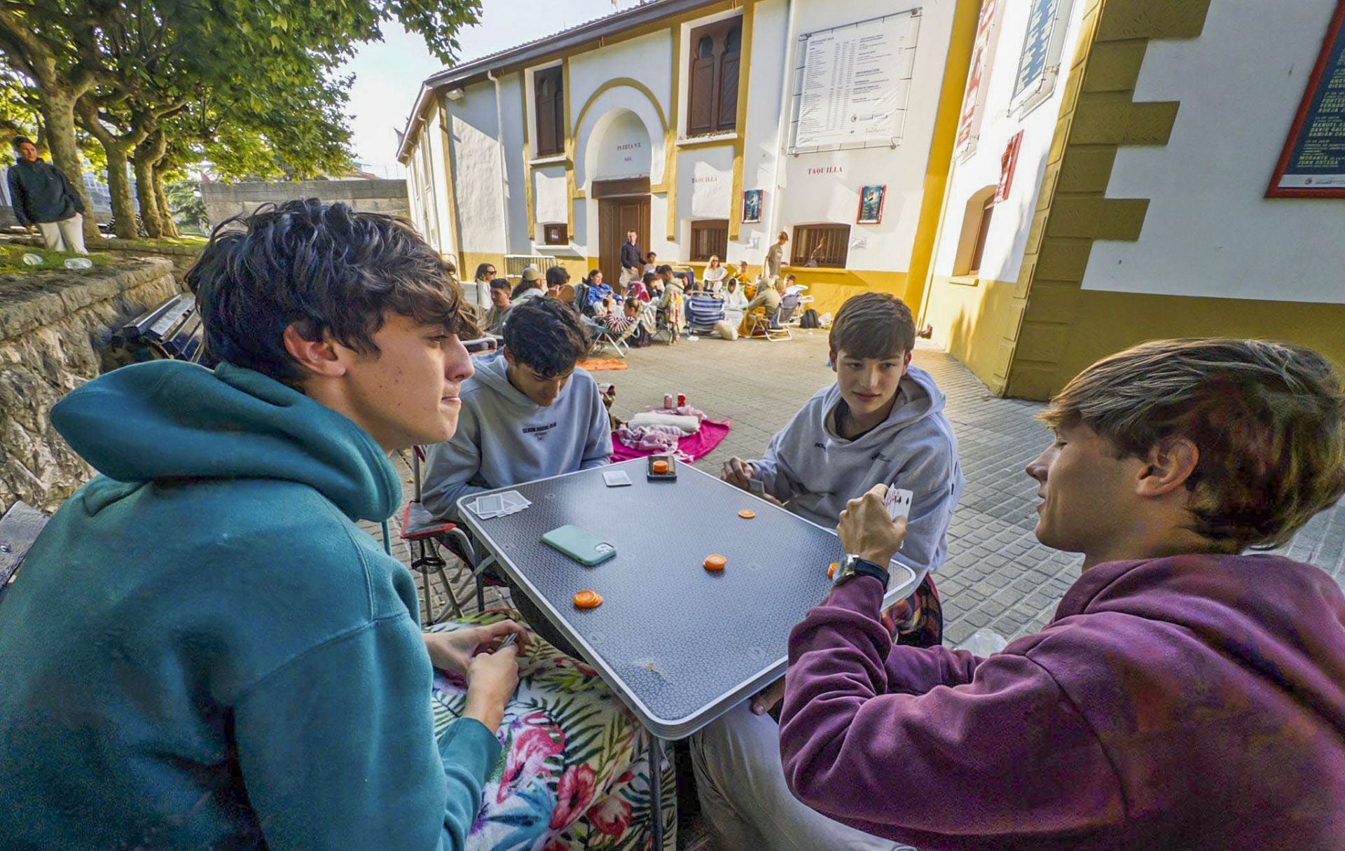 Largas colas para conseguir un abono joven para la Feria de Santiago