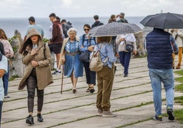 Ciudadanos pasean con paraguas durante el pasado lunes en Santander.