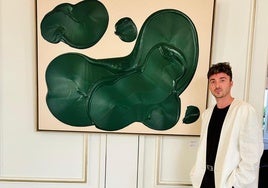 José María de Aurora, conocido como Zé García en el mundo de la moda, junto a uno de los cuadros que expone en el Hotel Real de Santander hasta el mes de septiembre.