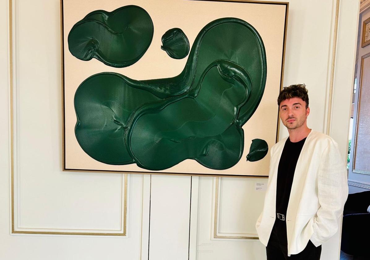 José María de Aurora, conocido como Zé García en el mundo de la moda, junto a uno de los cuadros que expone en el Hotel Real de Santander hasta el mes de septiembre.