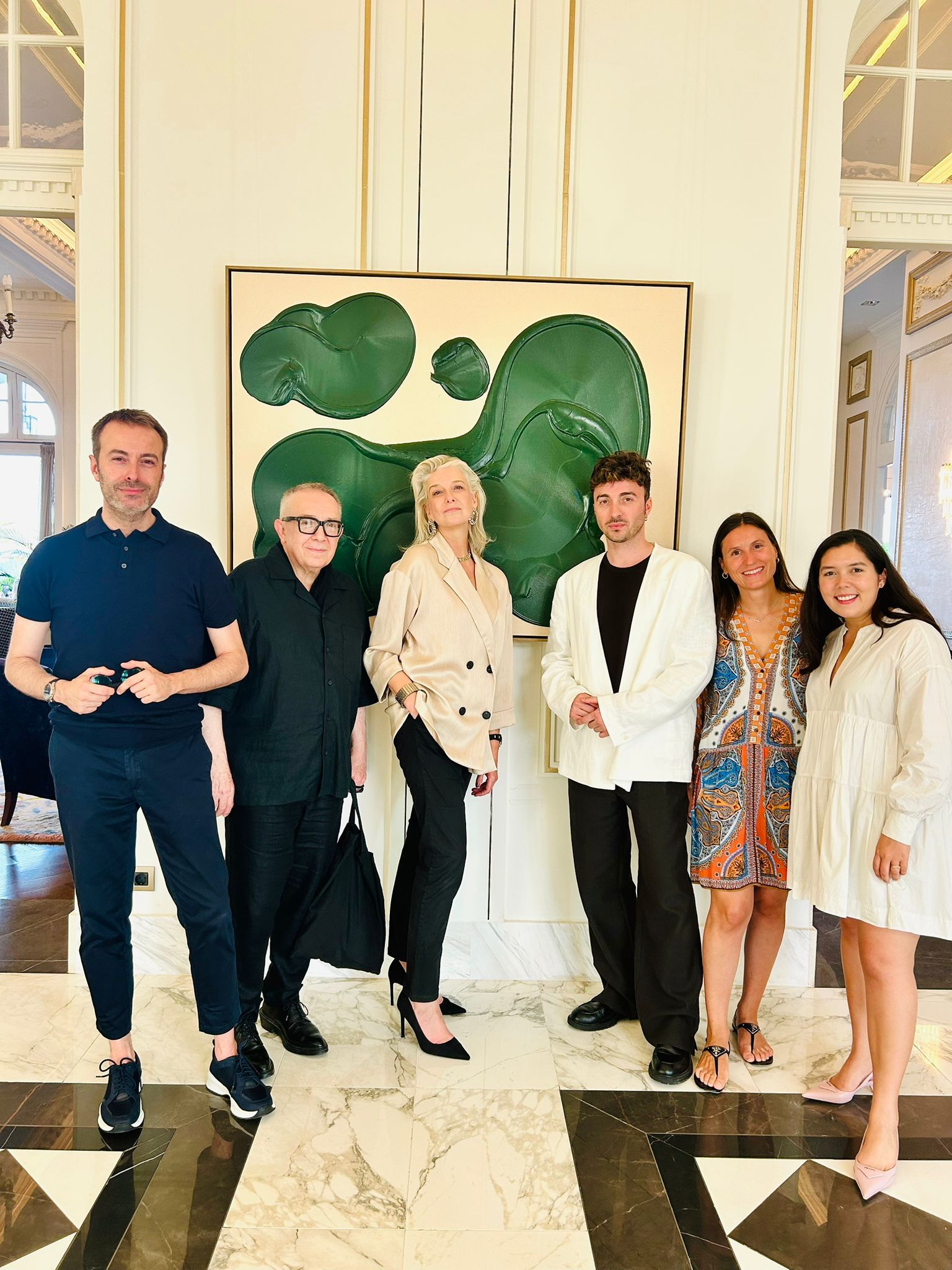El comunicador Jesús Mazón, el diseñador Luis Alonso, Lola Rama, la galerista Juliana Sorondo y Carmen Corvera, responsable cultural EuroStar, han acompañado a José María de Aurora durante la inauguración de su exposición en el Hotel Real.