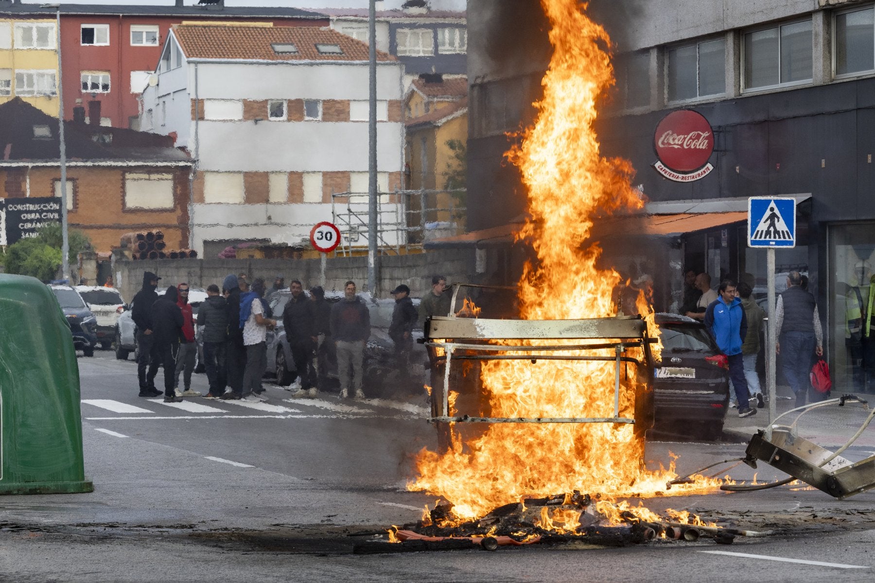 Piquete de trabajadores del metal, el pasado junio en el Polígono de Candina, en Santander.