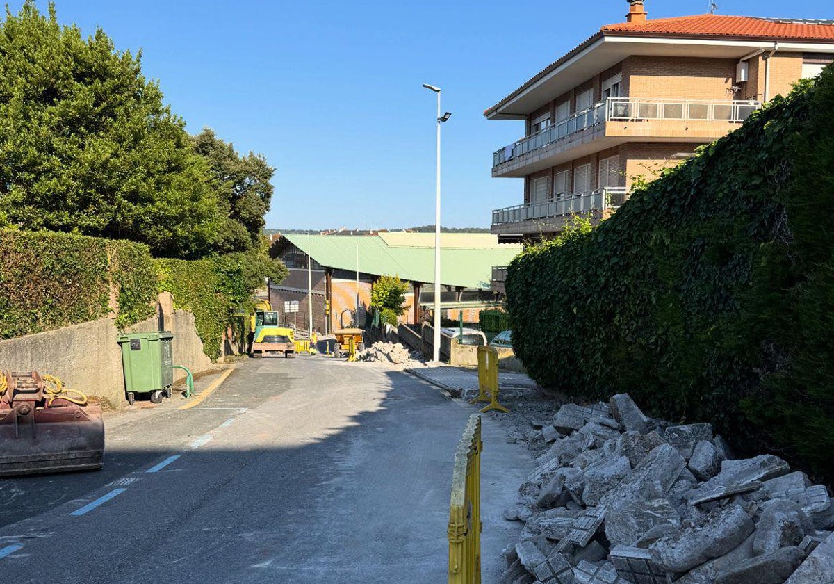 Obras en marcha en la calle Alcarite de Noja.