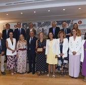 González Revuelta, en el centro, con la junta directiva del Colegio de Economistas y demás autoridades que le han acompañado en un día tan especial.
