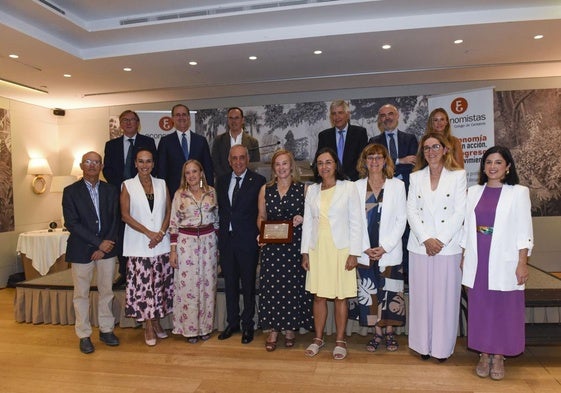 González Revuelta, en el centro, con la junta directiva del Colegio de Economistas y demás autoridades que le han acompañado en un día tan especial.
