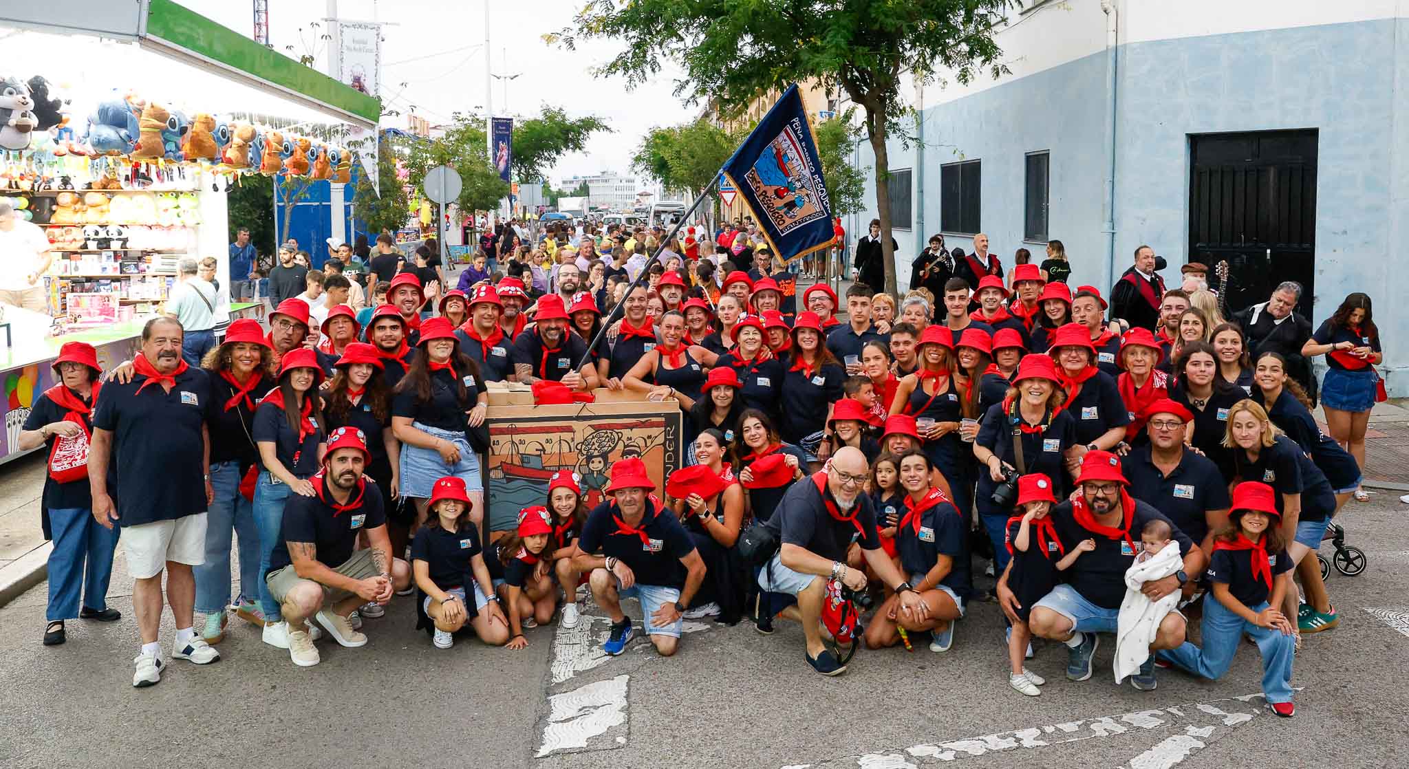 La Peña del Barrio Pesquero justo antes de marchar hacia la plaza.