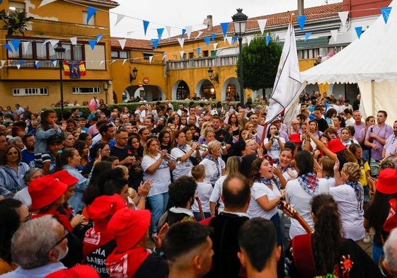 Bailes y música en la plaza justo antes del pregón.