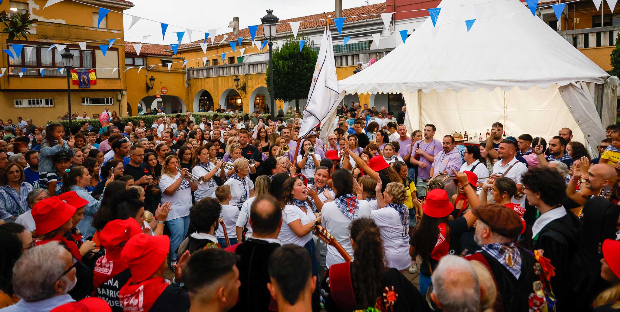 Bailes y música en la plaza justo antes del pregón. La lluvia respetó los actos centrales del inicio de las fiestas antes de empezar a caer con fuerza.