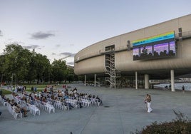 El público se prepara para ver la película 'El 47' en el Centro Botín, que fue introducida por el cineasta Nacho Solana.