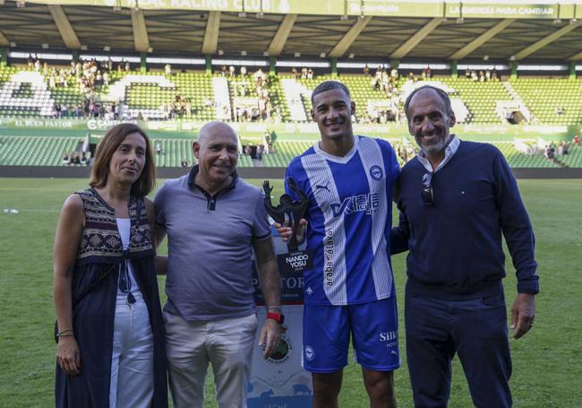 Javi López, del Alavés, recibe el verano pasado el Trofeo Nando Yosu, en el Sardinero.