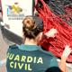 Imagen principal - Detenidos los cuatro ocupantes de una furgoneta cargada con 400 kilos de cobre en Los Corrales de Buelna
