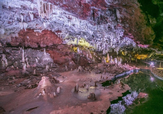 Las escéntricas plagan toda la cueva
