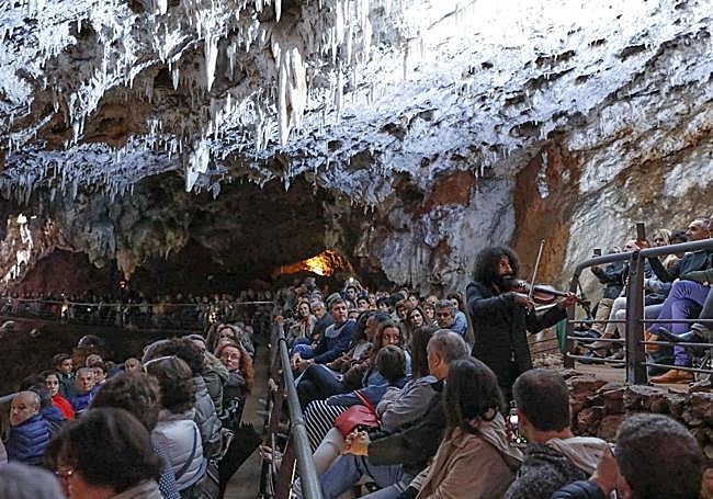 Concierto de Ara Malikian en el interior de la cavidad