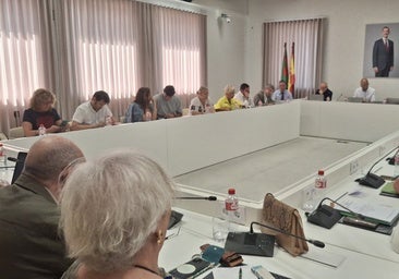 Los grupos debaten durante la sesión, por primera vez celebrada en el nuevo salón de Plenos de La Llama.