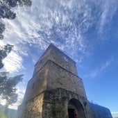 Vista de una de las caras de la Torre del Reloj de Limpias.