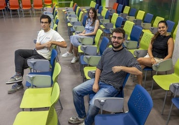 Los estudiantes predoctorales becados por la AECC Cantabria Diego Rosich, Sara Valero, Enrique García y Natalia Sánchez posan en uno de los salones del IBBTEC.