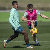 Jeremy, a la izquierda, trata de defender a Jorge Salinas en un entrenamiento en La Albericia.