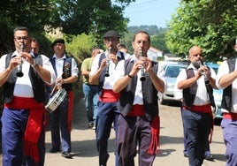 Los piteros encabezando el pasacalles tradicional en Prezanes.