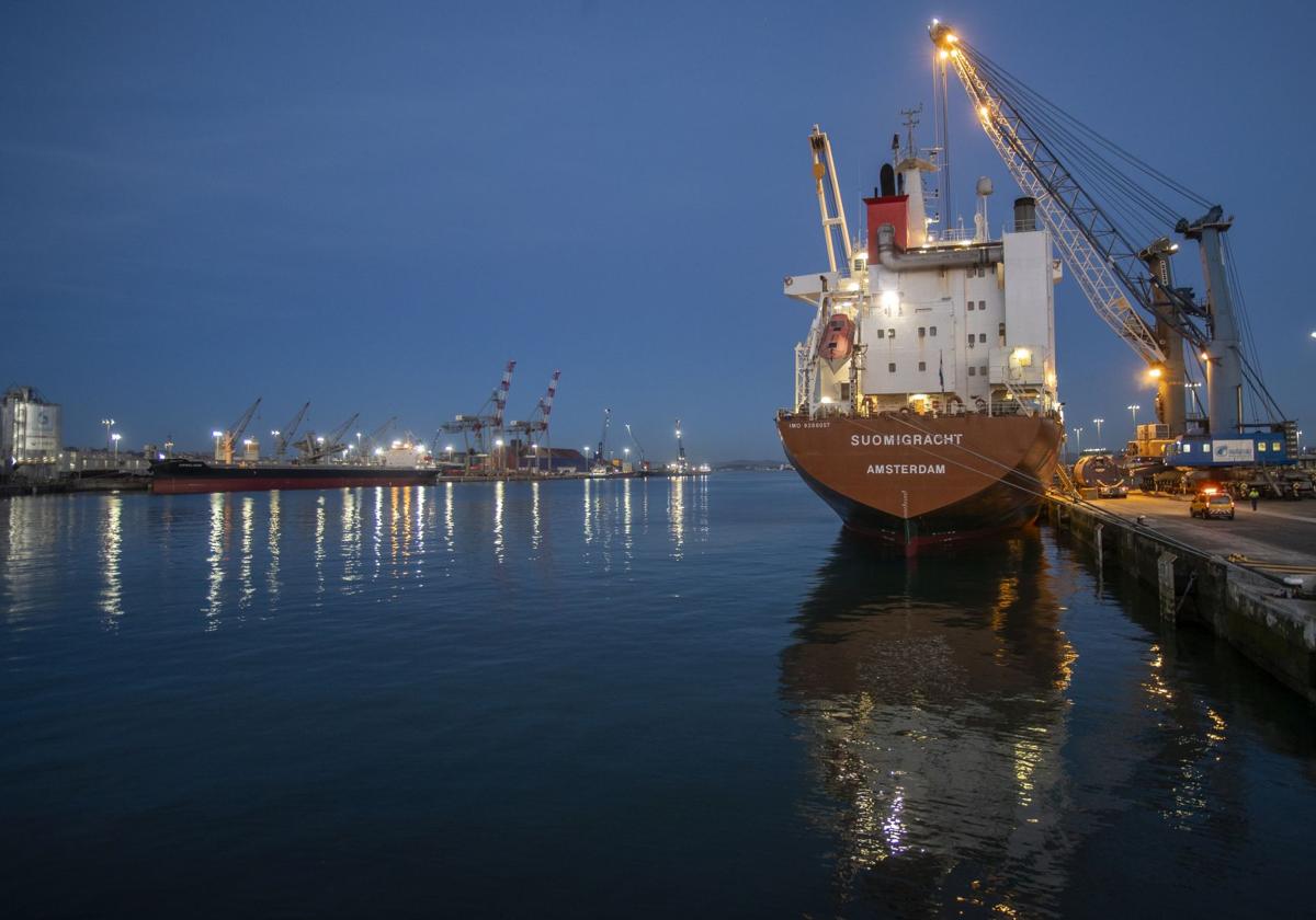 Trabajos en los muelles del Puerto de Santander.