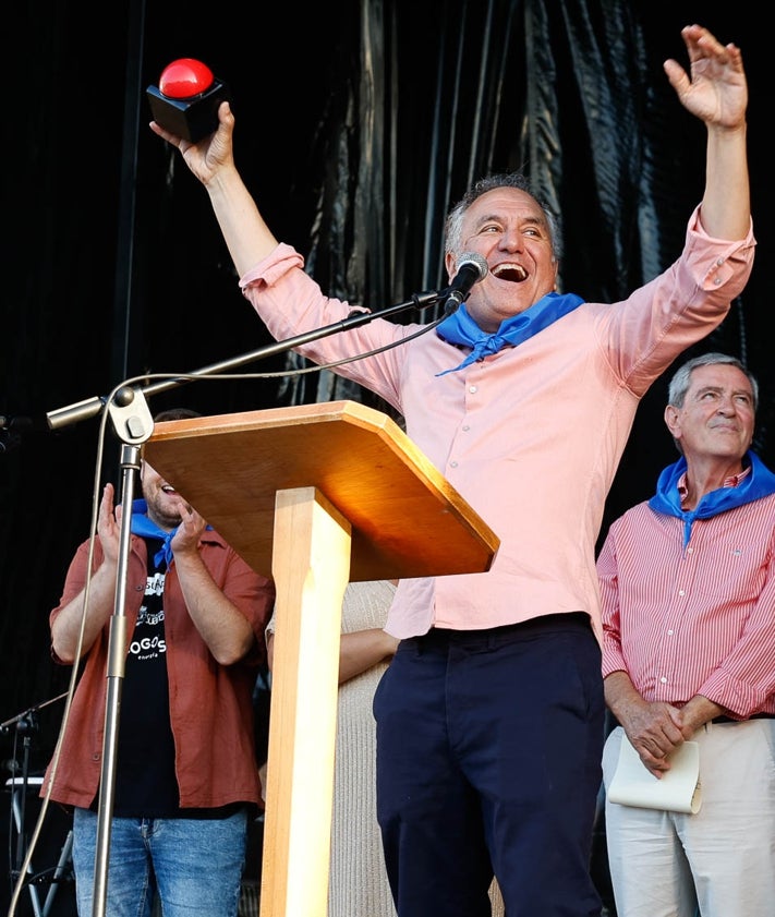 Imagen secundaria 2 - Arriba la Corporación posando con Roberto Brasero, en la segunda foto el público que anoche se concentró en Viares y, en tercer lugar, cuando Brasero por fin consiguió hacer estallar el chupinazo.
