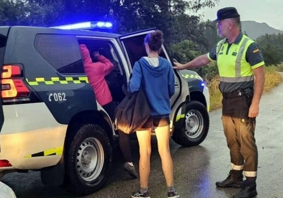 La Guardia Civil de Burgos desaloja varios campamentos de verano en Las Merindades a causa de la fuerte tormenta.