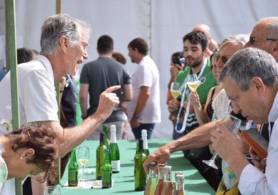 Catadores de sidra durante la última edición de la feria.