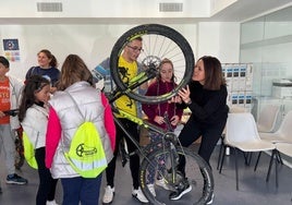 Participantes en una anterior edición del taller de bicicletas en una demostración con la alcaldesa.