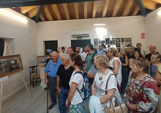 Público presente en la inauguración de la exposición en Pontones.