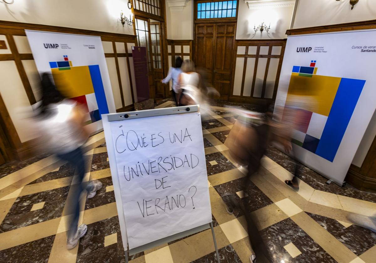 Los pasillos del Palacio de La Magdalena, donde se celebran parte de los Cursos de Verano de la UIMP.